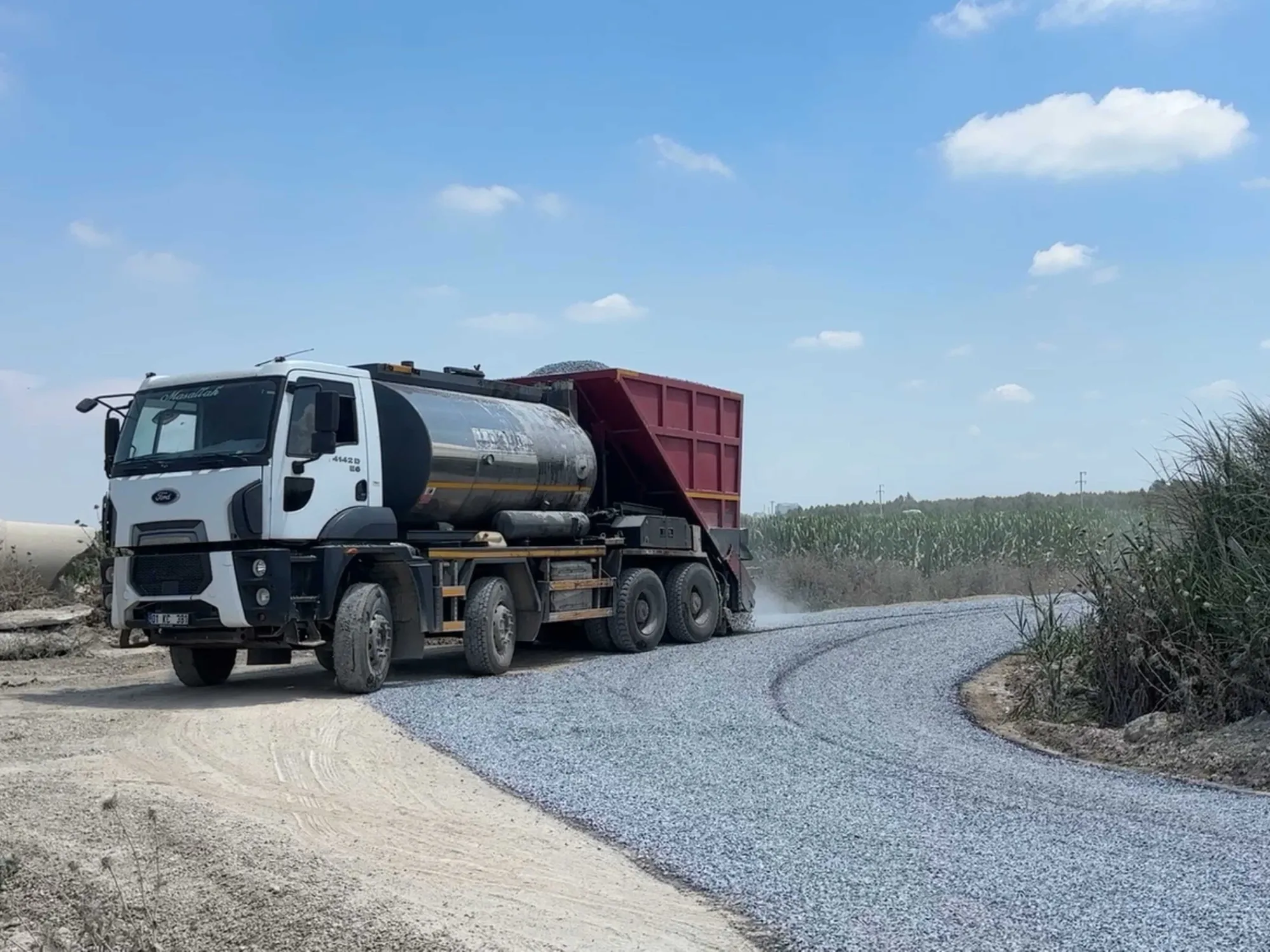 YUNUS EMRE MAHALLESİ’NDE DENİZE ULAŞIM YOLU YENİLENDİ